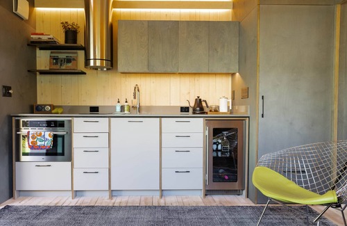 Tieton Cabina | Fantastic Location on Town Square, Luxe Tiny Cabin, 2 Queens, Private Garden