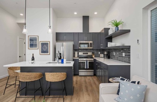 Lincoln City Condominio | Fantastic Newly Constructed Ebb Street Loft, Large Deck w/ Views, Short Walk to Beach, Food, & Fun
