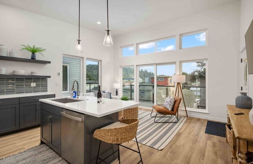 Lincoln City Condominio | Fantastic Newly Constructed Ebb Street Loft, Large Deck w/ Views, Short Walk to Beach, Food, & Fun