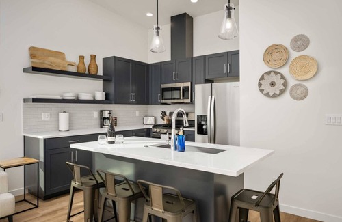 Lincoln City Condominio | Fantastic Newly Constructed Ebb Street Loft, Large Deck w/ Views, Short Walk to Beach, Food, & Fun