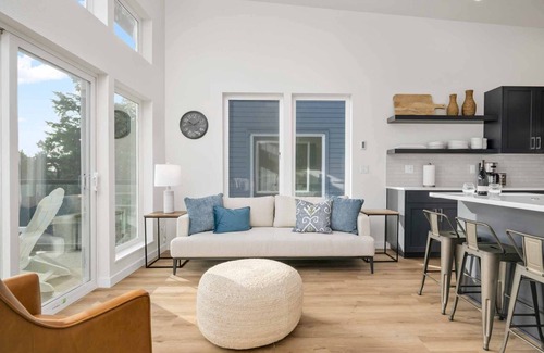 Lincoln City Condominio | Fantastic Newly Constructed Ebb Street Loft, Large Deck w/ Views, Short Walk to Beach, Food, & Fun