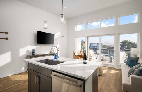 Lincoln City Condominio | Fantastic Newly Constructed Ebb Street Loft, Large Deck w/ Views, Short Walk to Beach, Food, & Fun