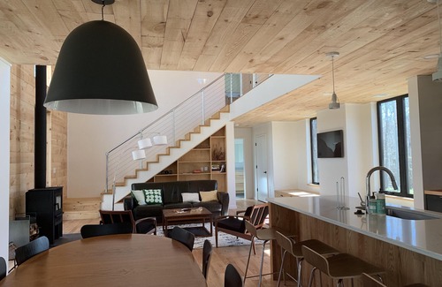 Timberline Cabina | Impresionante cabaña nórdica moderna en cinco acres idílicos