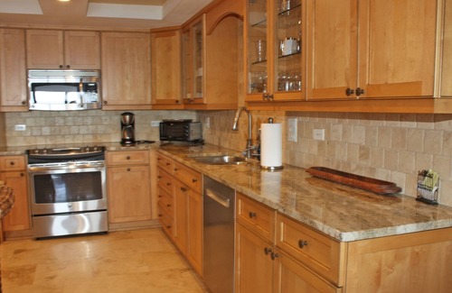New Smyrna Beach Condominio | Fantástico frente al mar de tres habitaciones. Pisos de travertino, cocina personalizada y baños. Condominio de lujo!