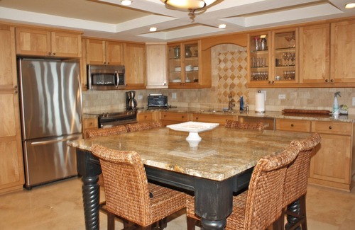 New Smyrna Beach Condominio | Fantástico frente al mar de tres habitaciones. Pisos de travertino, cocina personalizada y baños. Condominio de lujo!