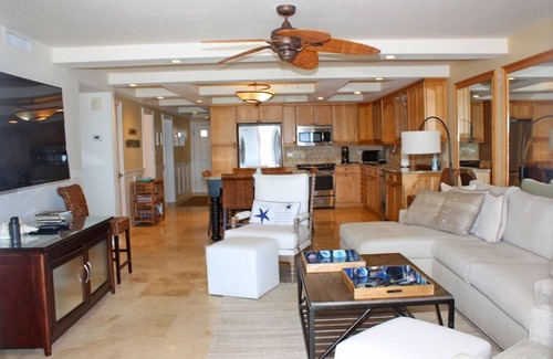 New Smyrna Beach Condominio | Fantástico frente al mar de tres habitaciones. Pisos de travertino, cocina personalizada y baños. Condominio de lujo!