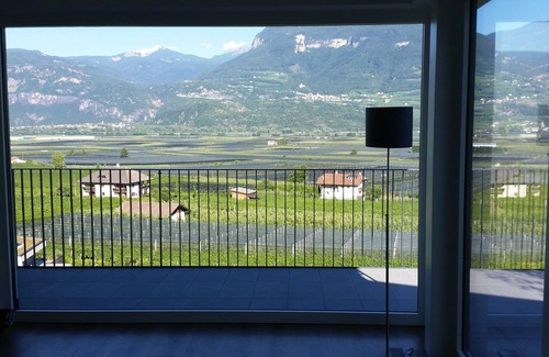 Tramin Apartamento | Fantástico apartamento ático con vistas impresionantes y grandes balcones