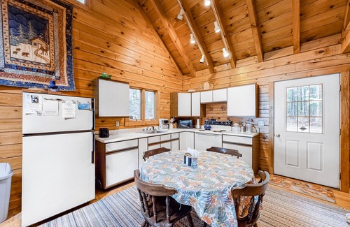 Wayne Cabina | Fantastic retreat close to lake with nearby boat access & private beach - dog OK