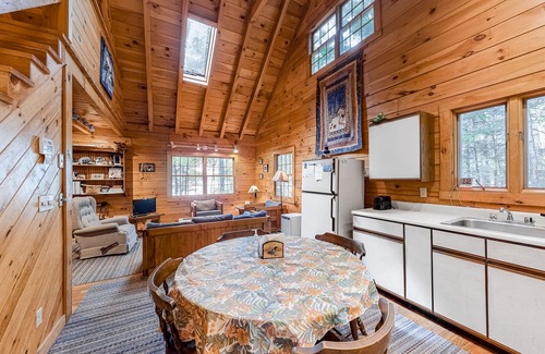 Wayne Cabina | Fantastic retreat close to lake with nearby boat access & private beach - dog OK