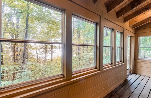 Wayne Cabina | Fantastic retreat close to lake with nearby boat access & private beach - dog OK