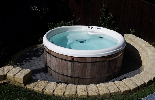 Brighstone Casa | Fantastic, sociable home in the beautiful village of Brighstone, with hot tub.
