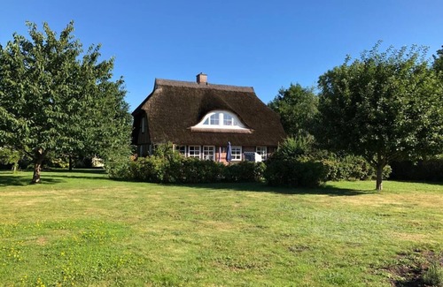 Garz/Rugen Casa | Fantastic thatched house on Rügen with water views and large garden