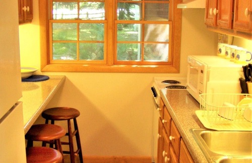 Clam River Cabaña | Fantastic Torch Lake Waterfront Cottage ~ Pista de tenis ~ Kayaks y SUP's!