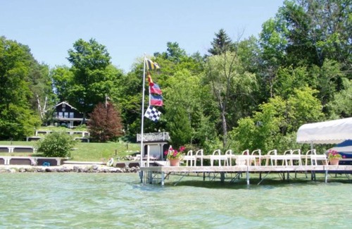 Clam River Cabaña | Fantastic Torch Lake Waterfront Cottage ~ Pista de tenis ~ Kayaks y SUP's!