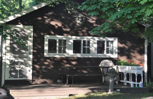 Clam River Cabaña | Fantastic Torch Lake Waterfront Cottage ~ Pista de tenis ~ Kayaks y SUP's!