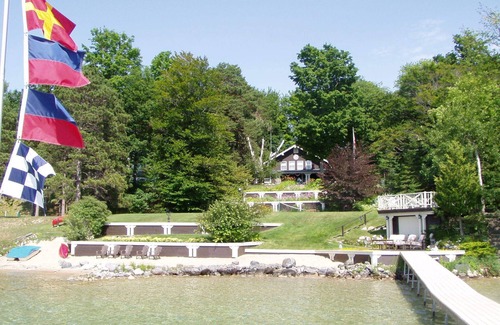 Bellaire Casa | Fantastic Torch Lk Waterfront Cottage A ~Hot Tub- Tennis/pklbl Crt ~ Kayaks-SUP