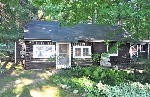 Bellaire Casa | Fantastic Torch Lk Waterfront Cottage A ~Hot Tub- Tennis/pklbl Crt ~ Kayaks-SUP