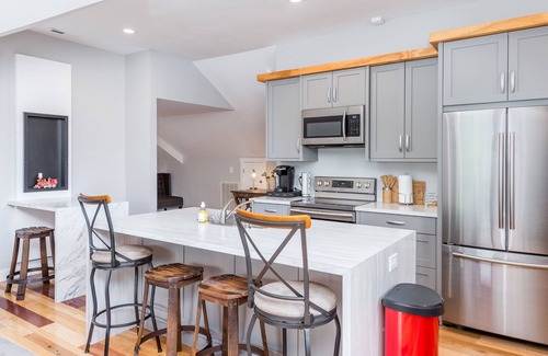 Swannanoa Apartamento | Fantastic upper apartment with fast WiFi, full kitchen, firepit & central AC