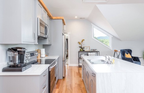 Swannanoa Apartamento | Fantastic upper apartment with fast WiFi, full kitchen, firepit & central AC