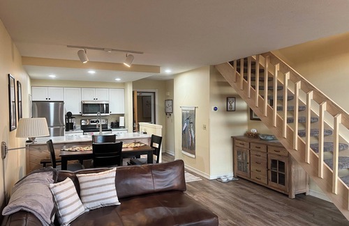 Harbor Springs Condominio | Fantastic view of The Highlands! Comfortable 2-bedroom w/loft condo. Come relax.