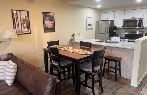 Harbor Springs Condominio | Fantastic view of The Highlands! Comfortable 2-bedroom w/loft condo. Come relax.