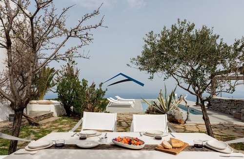 Kea Villa | Fantástica villa con un hermoso jardín verde y vistas panorámicas al mar.
