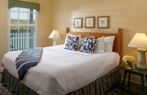 Key West Complejo | Fantasy Fest week in Key West! 2-bdrms, 2 baths, Kitchen, Laundry, pool, balcony
