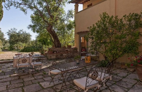 Sesto Fiorentino Apartamento | Granja en Toscana, apartamento en Villa, jardín y piscina.