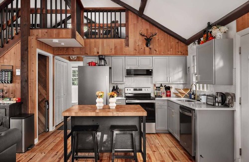 Front Royal Cabina | Far View Cabin- Private Mountain Retreat & Hot Tub