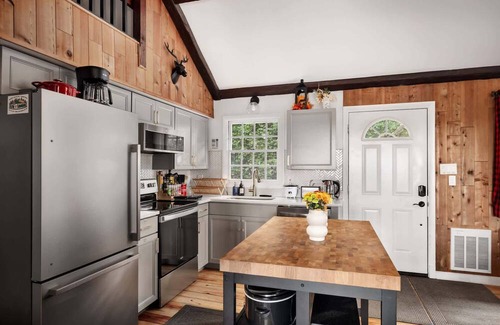 Front Royal Cabina | Far View Cabin- Private Mountain Retreat & Hot Tub