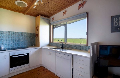 Venus Bay Casa | Vista lejana: servicio de sábanas, wifi, Netflix y mascotas.
