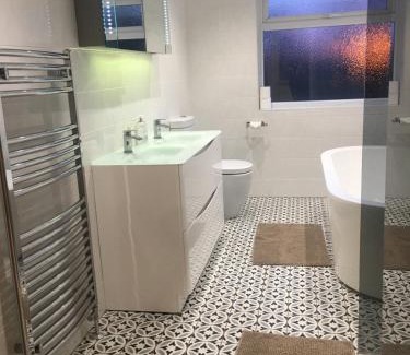 Fareham Casa | Fareham Heights 5BR, Lrg drive, Hot tub, Lux, modern and Comfy