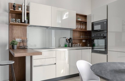 La Fontana Apartamento | Farini 74 Design Apartment – Metro M3, WiFi, AC
