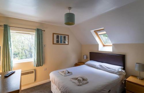 Farley Casa | Farley, woodland lodge with hot tub for 8