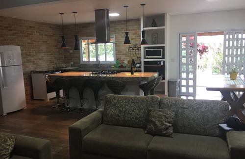 Sao Roque Casa | Casa de campo con piscina, cocina americana, chimenea, condominio cerrado