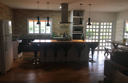 Sao Roque Casa | Casa de campo con piscina, cocina americana, chimenea, condominio cerrado