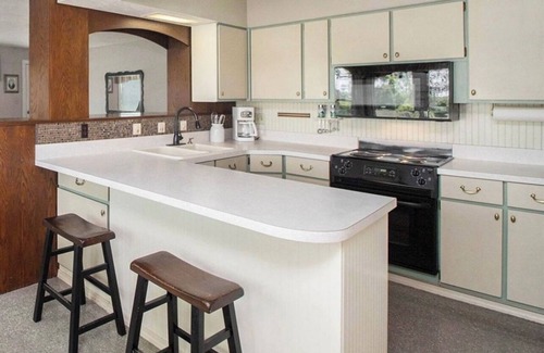 Baroda Otro | Farm Escape-Pool, Fire Pit, Hot Tub, Starlink, Dog Friendly 1.5 hrs from Chicago