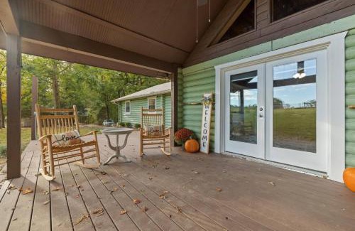 LaFayette Casa | Farm Experience in a Beautiful Log Cabin