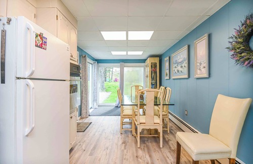 Kittery Casa | Farm Fun Beach Sun Kittery Maine Retreat Pet Friendly!! GREAT yard!
