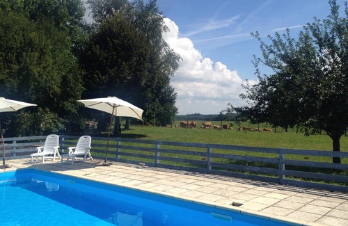 Saint-Saud-Lacoussiere Cabaña | Granja villas con piscina en Dordogne Pequeña Aldea