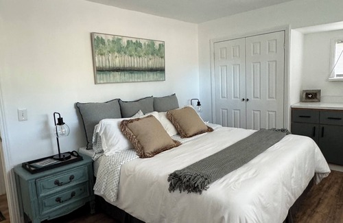 Upper Lake Otro | Farm house 2 bedrooms cottage in Upper Lake with WiFi, AC, and family-friendly.