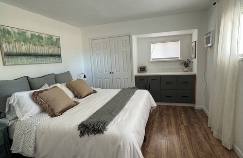 Upper Lake Otro | Farm house 2 bedrooms cottage in Upper Lake with WiFi, AC, and family-friendly.