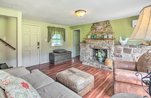 Buena Vista Cabaña | 'Farm House' Cottage w/ Deck, 5 Mi to River