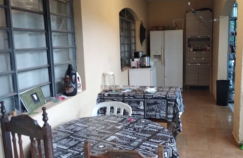 Portao Casa | Casa de campo rodeada de cantos de pájaros muy verdes