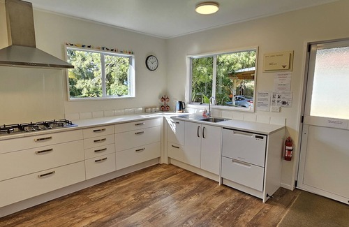 Pakawau Otro | Farm house with sea views & native bush, fishing, kayaking, bird lovers haven.
