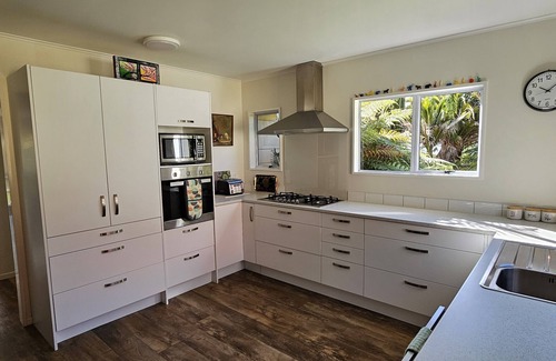 Pakawau Otro | Farm house with sea views & native bush, fishing, kayaking, bird lovers haven.