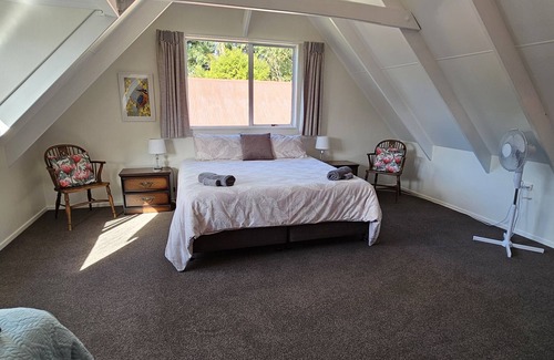 Pakawau Otro | Farm house with sea views & native bush, fishing, kayaking, bird lovers haven.
