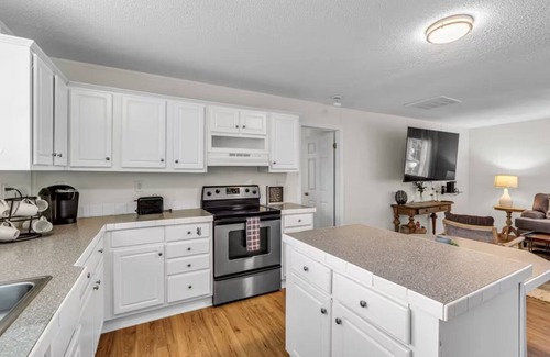 Kernersville Casa | Farm Retreat Stargazing Pet-Friendly Private