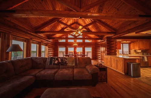 Central Valley Cabina | Farm Stay at the Bell-Zwart Lodge