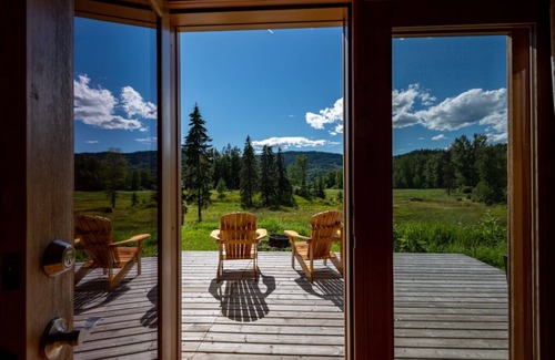 Canim Lake Cabina | Farm Stay in Bear Cabin at beautiful Kayanara - NEW